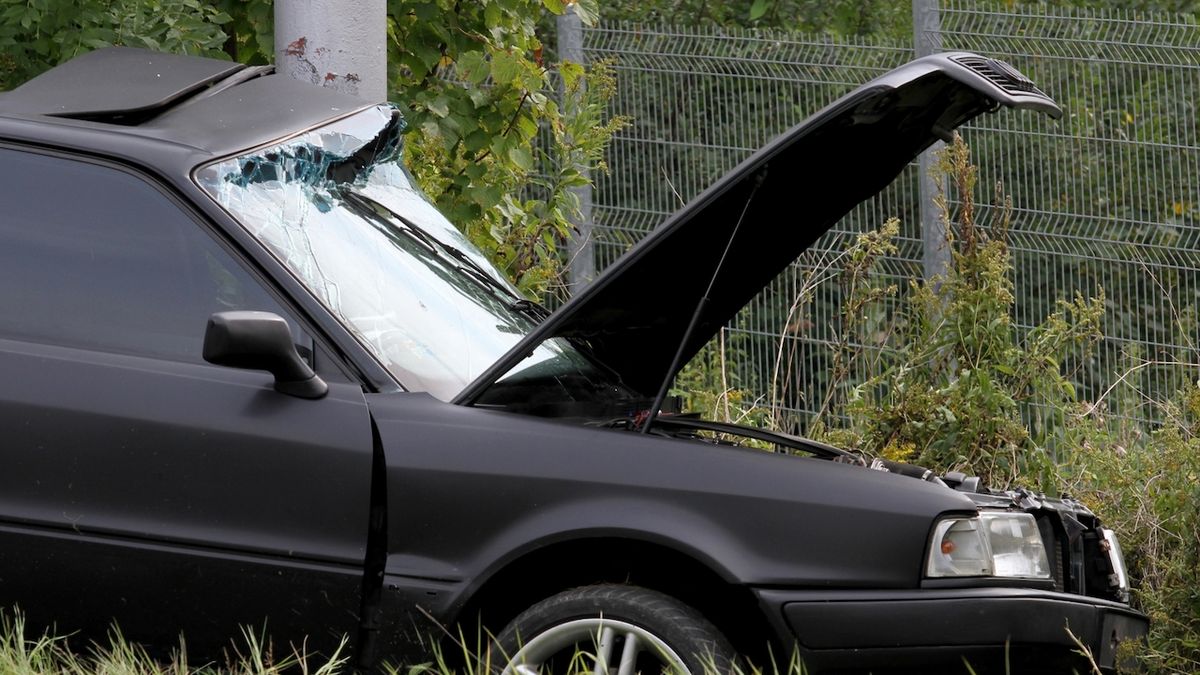 Jeden člověk zemřel po střetu dvou osobních aut na Jindřichohradecku